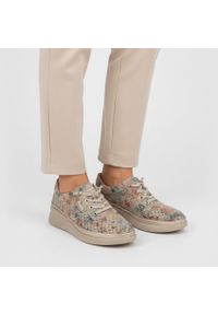 Półbuty damskie Vinceza, cholewka skóra naturalna licowa z nadrukiem sznurowanie uzupełnione bocznym zamkiem perforowane detale miękka linia noska po. Okazja: na co dzień. Zapięcie: sznurówki. Kolor: beżowy. Materiał: skóra. Szerokość cholewki: normalna. Wzór: nadruk. Styl: casual, klasyczny #5