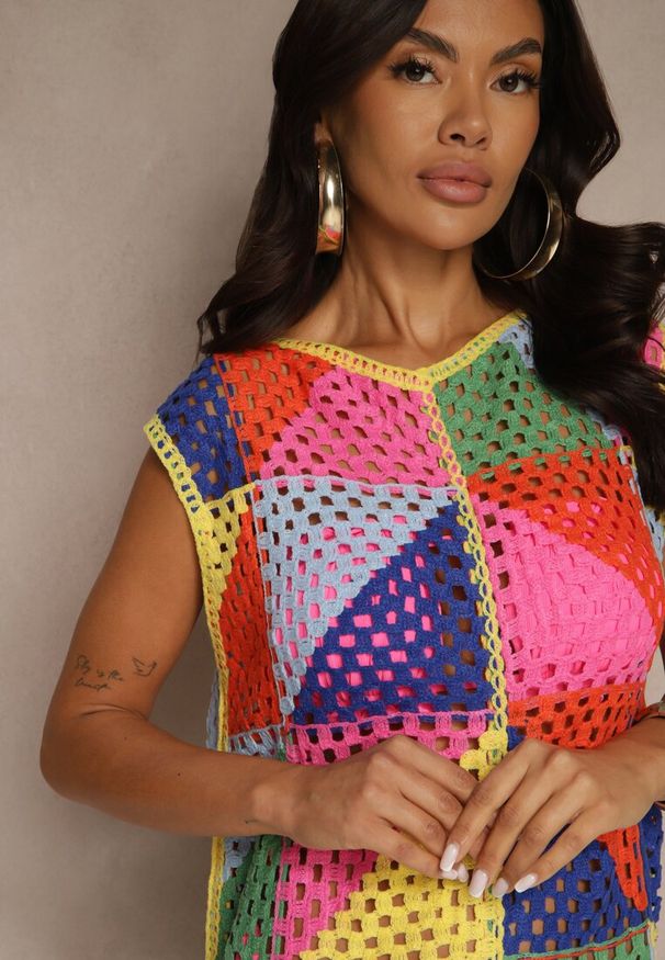 Renee - Różowo-Żółta Pudełkowa Ażurowa Sukienka z Bawełny w Geometryczny Wzór Tilianela. Okazja: na co dzień. Kolor: różowy. Materiał: bawełna. Wzór: ażurowy, geometria. Typ sukienki: proste. Styl: casual, elegancki