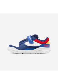 Buty sportowe dla dzieci Decathlon Batman. Zapięcie: rzepy. Kolor: niebieski. Materiał: kauczuk, skóra. Szerokość cholewki: normalna. Wzór: motyw z bajki. Sport: turystyka piesza