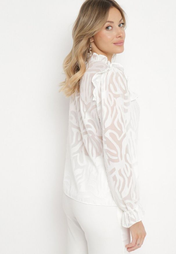 Born2be - Biała Koszula Ozdobiona Falbanką i Abstrakcyjnym Wzorem Nunoria. Okazja: na co dzień. Typ kołnierza: kołnierzyk stójkowy, kołnierzyk klasyczny. Kolor: biały. Materiał: tkanina, materiał. Długość: długie. Wzór: aplikacja. Styl: casual, klasyczny
