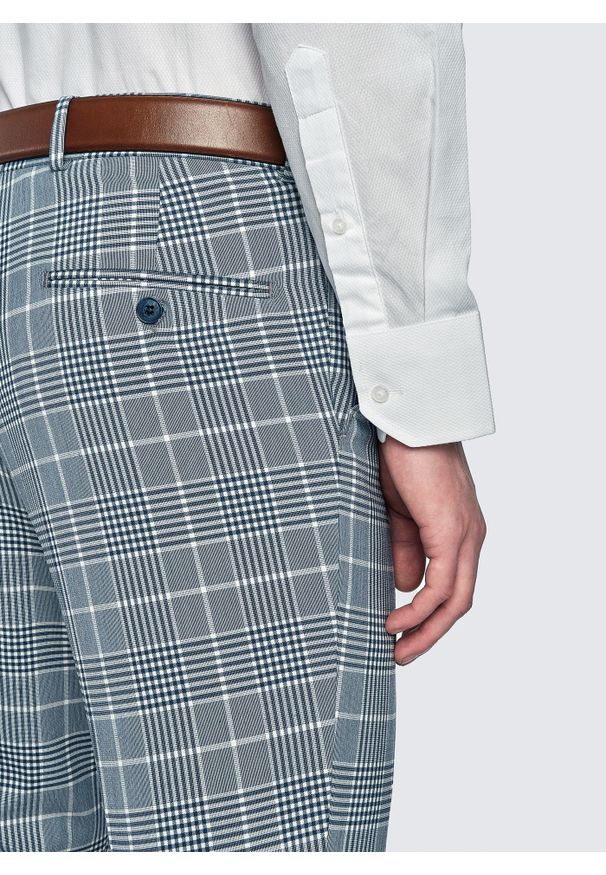 Pako Lorente - PAKO LORENTE – Niebieskie spodnie garniturowe w kratę. Kolor: niebieski. Materiał: poliester, elastan, wiskoza