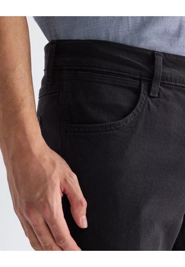 Wrangler - MESKIE SPODNIE WRANGLER GREENSBORO BLACK RINSE 112362309. Okazja: na co dzień. Sezon: lato. Styl: casual, klasyczny