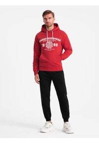 Ombre Clothing - Męska bluza z kapturem kangurka z nadrukiem w stylu college – czerwona V1 - Rozmiar: XXL. Okazja: na co dzień. Typ kołnierza: kaptur. Kolor: czerwony. Materiał: dzianina, poliester, materiał, dresówka, bawełna. Wzór: nadruk. Styl: klasyczny, casual, elegancki #5