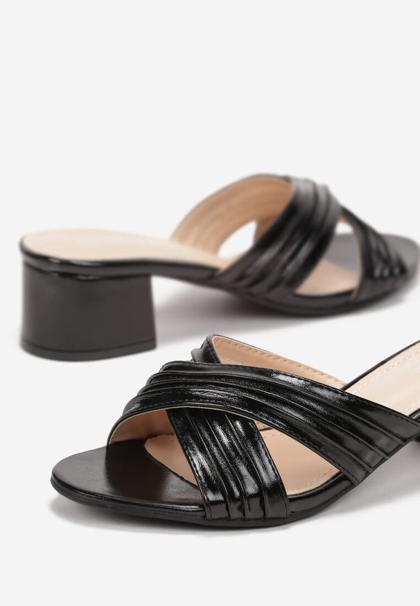 Renee - Czarne Klapki z Pikowanymi Paskami na Niskim Słupku Hiluiri. Kolor: czarny. Obcas: na słupku. Styl: elegancki