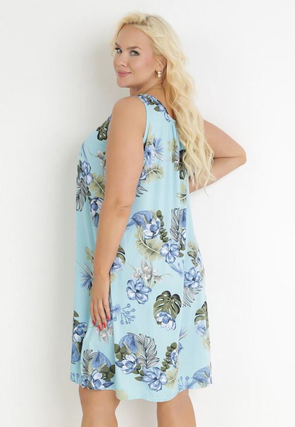Born2be - Jasnoniebieska Trapezowa Sukienka Midi z Marszczonym Dekoltem w Kwiaty Mevie. Kolor: niebieski. Materiał: materiał. Wzór: kwiaty. Typ sukienki: trapezowe. Długość: midi