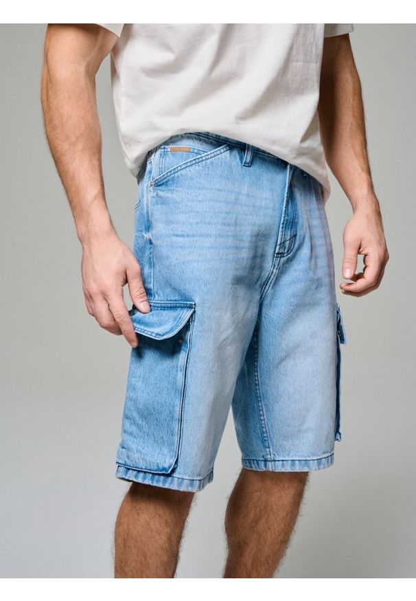 Sinsay - Luźne szorty cargo z efektem sprania - niebieski. Kolor: niebieski