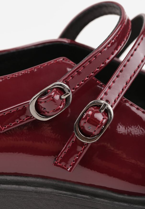 Born2be - Bordowe Lakierowane Półbuty na Grubej Podeszwie Zapinane na Sprzączkę Nevly. Okazja: na co dzień. Nosek buta: okrągły. Zapięcie: sprzączka. Kolor: czerwony. Materiał: lakier. Styl: elegancki, casual