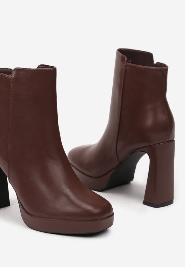 Renee - Brązowe Botki na Słupku w Minimalistycznym Stylu Atarvia. Okazja: na co dzień. Kolor: brązowy. Materiał: bawełna, jeans. Obcas: na słupku. Styl: elegancki, casual
