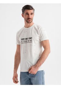 Ombre Clothing - Męski t-shirt z nadrukiem i okrągłym dekoltem – biały V1 - Rozmiar: XL. Okazja: na co dzień. Kolor: biały. Materiał: bawełna, materiał, dzianina. Długość rękawa: krótki rękaw. Długość: krótkie. Wzór: nadruk. Styl: sportowy, casual #5