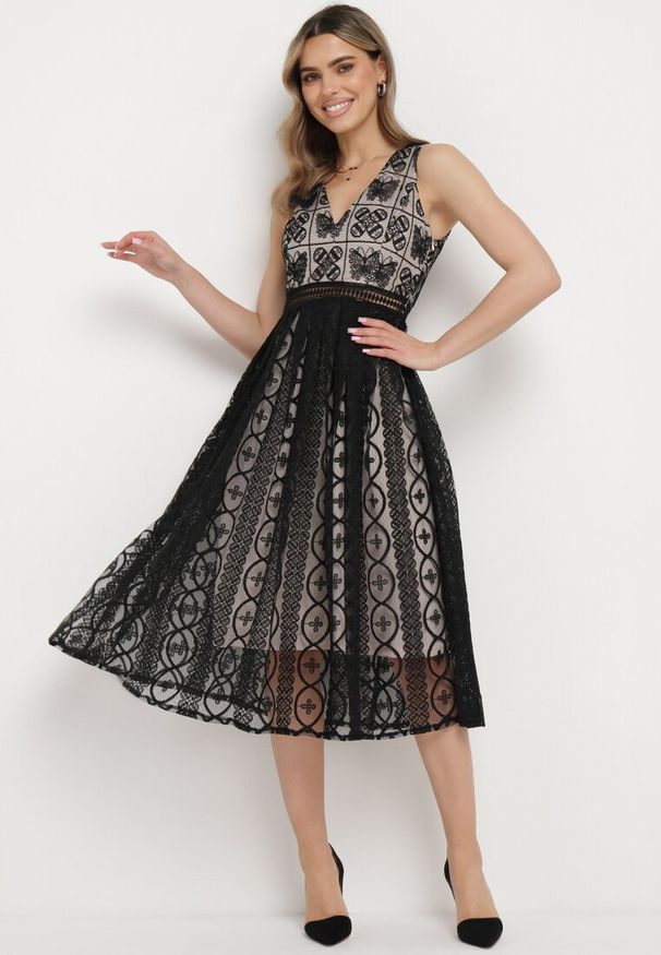 Born2be - Czarna Rozkloszowana Sukienka z Plisowanym Dołem i Ozdobnymi Haftami Asorasia. Okazja: na co dzień. Typ kołnierza: dekolt w kształcie V. Kolor: czarny. Materiał: skóra. Wzór: haft. Typ sukienki: plisowane. Styl: elegancki, casual