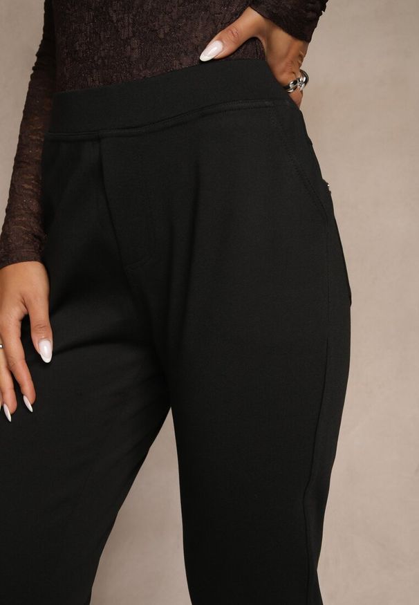 Renee - Czarne Spodnie o Kroju Skinny z Gumką w Talii i Wsuwanymi Kieszeniami Aronella. Kolekcja: plus size. Kolor: czarny. Wzór: paski