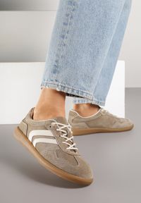 Renee - Ciemnobeżowe Sneakersy Tenisówki ze Skórzaną Wkładką Ozdobione Paskami Melioressa. Okazja: na co dzień. Zapięcie: pasek. Kolor: beżowy. Materiał: skóra. Wzór: aplikacja