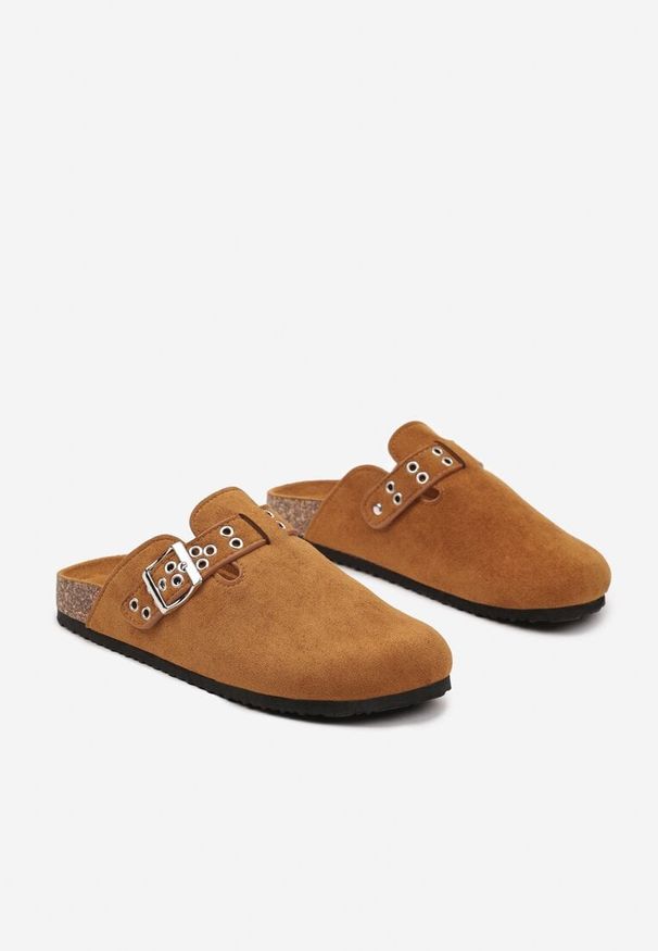 Born2be - Brązowe Klapki Mule w Stylu Chodaków z Klamrą Lanaris. Kolor: brązowy