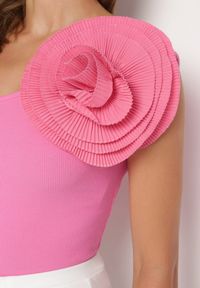Born2be - Fuksjowa Asymetryczna Bluzka Top z Bawełny Ozdobiona Kwiatem 3D Ulsavia. Kolor: różowy. Materiał: bawełna. Wzór: aplikacja, kwiaty