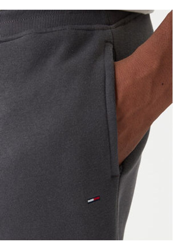 Tommy Jeans Spodnie dresowe DM0DM20473 Szary Regular Fit. Kolor: szary. Materiał: bawełna