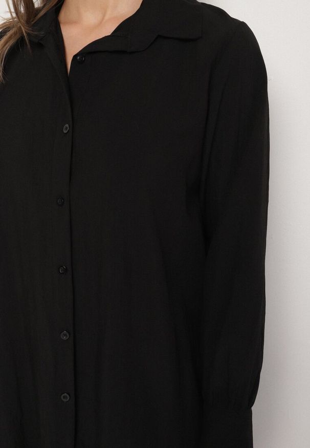 Born2be - Czarna Sukienka z Wiskozą o Koszulowym Kroju z Falbanką Penzedi. Okazja: na co dzień. Typ kołnierza: kołnierzyk klasyczny. Kolor: czarny. Materiał: wiskoza. Długość rękawa: długi rękaw. Typ sukienki: koszulowe. Styl: klasyczny, casual, elegancki