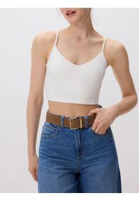 Reserved - Krótki top na ramiączkach - biały. Kolor: biały. Materiał: bawełna, włókno, dzianina. Długość rękawa: na ramiączkach. Długość: krótkie #1