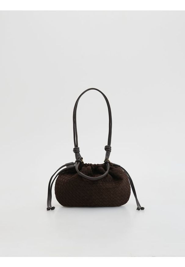 Reserved - Pleciona torebka z imitacji zamszu - ciemnobrązowy. Kolor: brązowy. Materiał: zamszowe