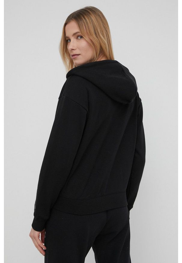 Champion bluza damska kolor czarny z kapturem gładka. Okazja: na co dzień. Typ kołnierza: kaptur. Kolor: czarny. Wzór: gładki. Styl: casual