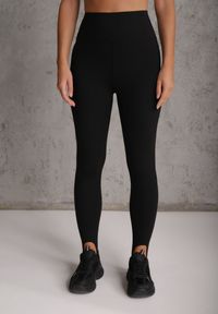 Renee - Czarne Klasyczne Legginsy High Waist z Zapiętkami Gavasa. Okazja: na co dzień. Stan: podwyższony. Kolor: czarny. Długość: krótkie. Styl: klasyczny #2