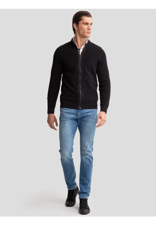 Big-Star - Sweter męski rozpinany ze stójką czarny Tonys 906. Okazja: na spacer. Typ kołnierza: kołnierzyk stójkowy. Kolor: czarny. Materiał: bawełna, jeans, prążkowany. Wzór: ze splotem. Styl: klasyczny