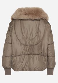 Born2be - Ciemnozielona Pikowana Kurtka o Pudełkowym Kroju z Kapturem z Futerkiem Rivitta. Okazja: do pracy, na co dzień, na spotkanie biznesowe. Typ kołnierza: kaptur. Kolor: zielony. Materiał: futro. Wzór: paski, aplikacja. Styl: klasyczny, casual, elegancki, biznesowy #6