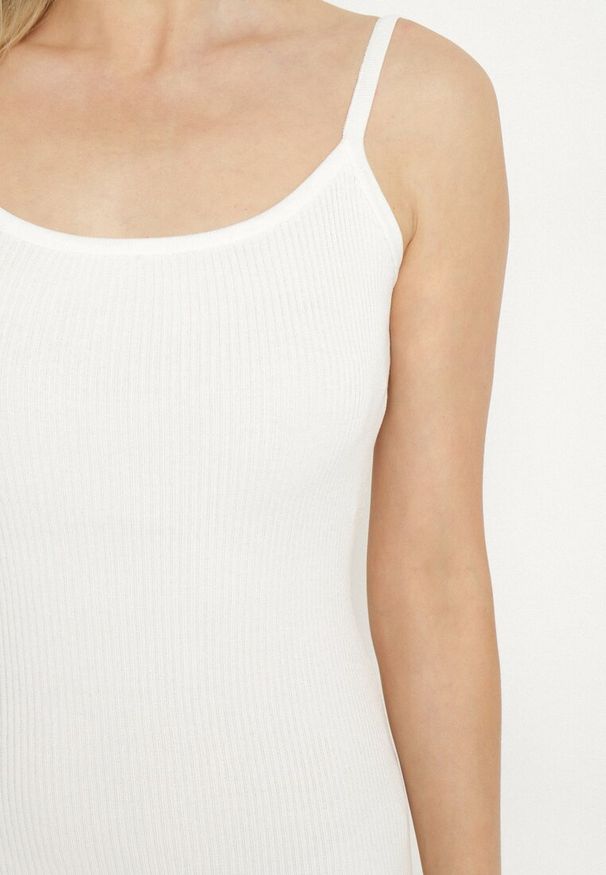 Born2be - Biała Prążkowana Sukienka Koktajlowa Ozdobiona Koronką Sonalitea. Kolor: biały. Materiał: prążkowany, koronka. Wzór: aplikacja, koronka. Styl: wizytowy