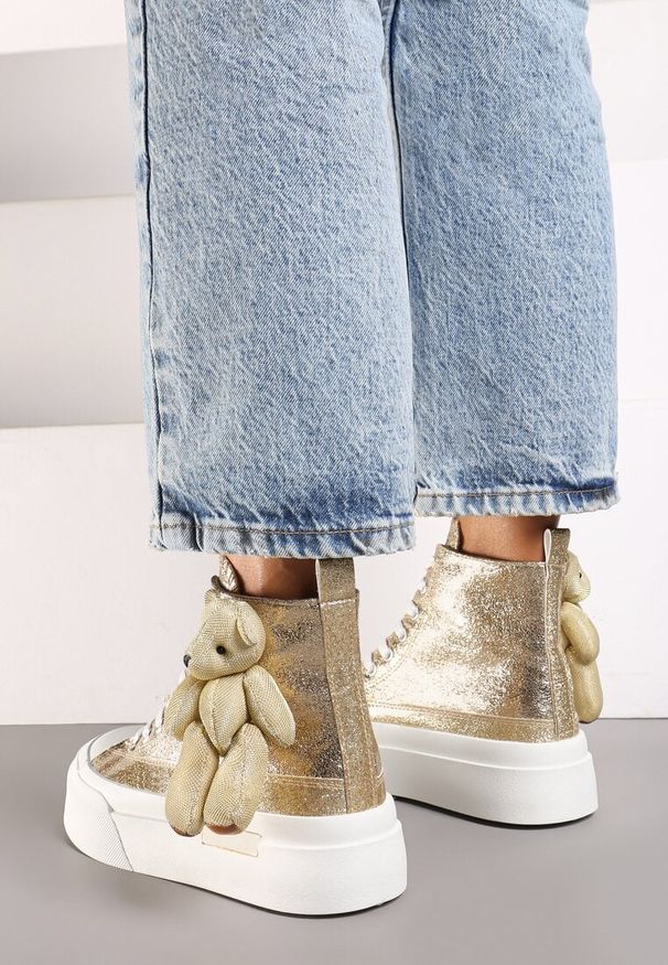 Born2be - Złote Trampki za Kostkę na Platformie Zdobione Metalicznym Połyskiem i Aplikacją Misiem Ivalisea. Okazja: na co dzień. Nosek buta: okrągły. Zapięcie: sznurówki. Kolor: złoty. Wzór: aplikacja. Wysokość cholewki: za kostkę. Materiał: jeans, materiał. Obcas: na platformie. Styl: klasyczny, casual, elegancki. Wysokość obcasa: średni