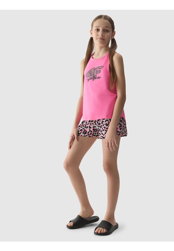 4f - Spodenki plażowe boardshorty dziewczęce - pudrowy róż. Okazja: na plażę. Kolor: różowy. Materiał: materiał, włókno, syntetyk, guma. Długość: krótkie. Wzór: motyw zwierzęcy. Sezon: lato. Styl: casual, wakacyjny