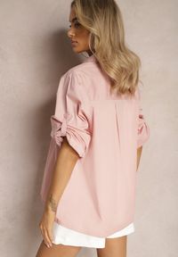 Renee - Jasnoróżowa Oversizowa Koszula Bawełniana o Klasycznym Kroju Alattia. Kolor: różowy. Materiał: bawełna. Styl: klasyczny #2