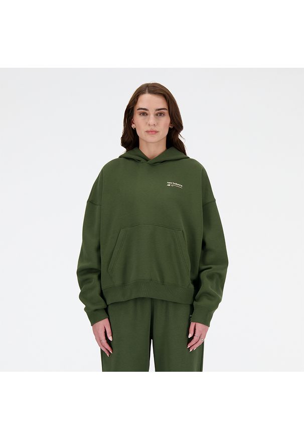 Bluza damska New Balance WT33531KOU – zielona. Kolor: zielony. Materiał: bawełna, poliester, prążkowany, materiał, dresówka