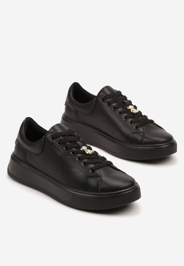 Renee - Czarne Sneakersy Skórzane z Metaliczną Aplikacją i Perforacją Xalzeki. Okazja: na co dzień. Kolor: czarny. Materiał: skóra. Wzór: aplikacja