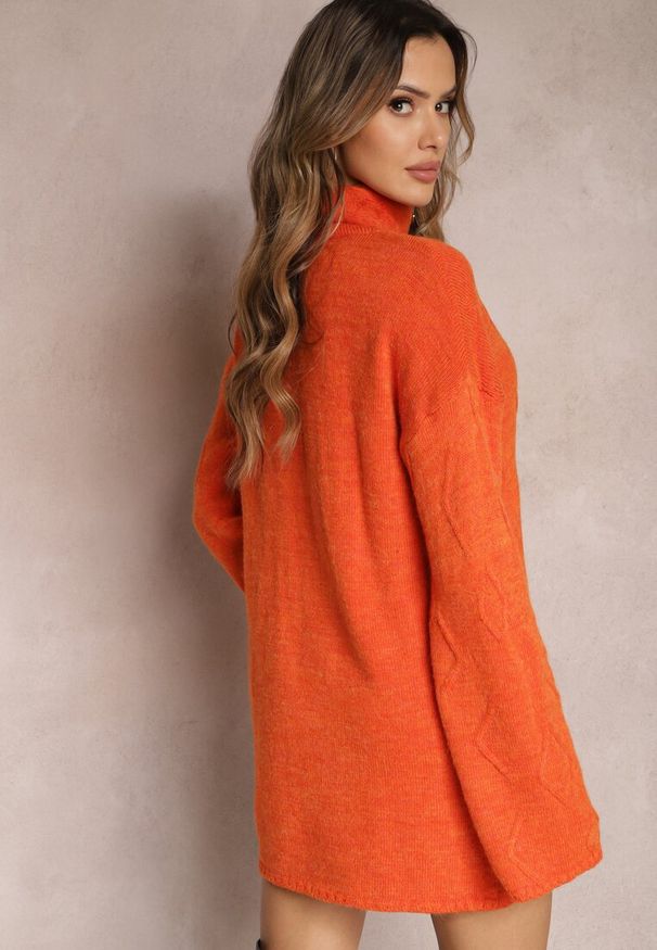 Renee - Pomarańczowy Golf o Wydłużonym Kroju w Romby Hennsa. Okazja: na co dzień. Typ kołnierza: golf. Kolor: pomarańczowy. Materiał: jeans. Styl: casual