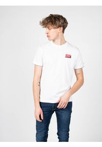 Pepe Jeans T-shirt "Sutton" | PM508504 | Sutton | Mężczyzna | Biały. Okazja: na co dzień. Kolor: biały. Materiał: bawełna. Wzór: nadruk, aplikacja. Styl: casual