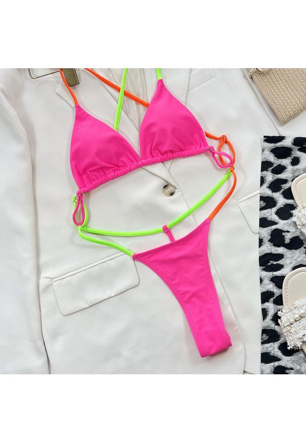 Intica - Strój kąpielowy stringi elastyczny materiał plaża aktywności wodne Benedetta. Kolor: różowy. Materiał: materiał