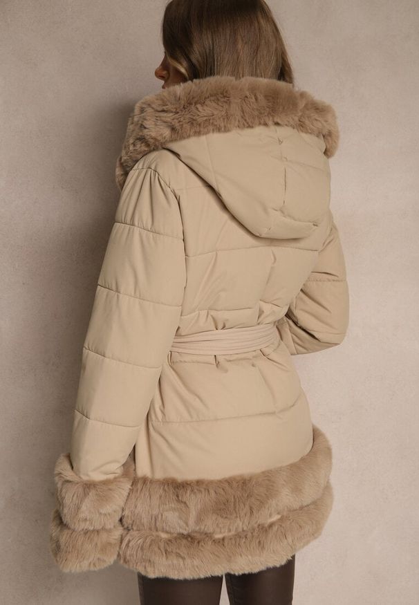 Renee - Beżowa Kurtka o Taliowanym Kroju z Paskiem Kapturem i Futerkiem Ranalia. Typ kołnierza: golf. Kolor: beżowy. Materiał: futro. Sezon: zima