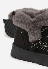 Born2be - Czarne Śniegowce na Grubej Podeszwie Ozdobione Haftowanym Motywem i Futerkiem Caretusa. Okazja: na co dzień. Kolor: czarny. Materiał: futro. Wzór: haft, aplikacja. Styl: klasyczny, casual, elegancki #7