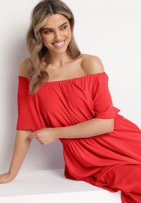 Born2be - Czerwona Sukienka z Krótkim Rękawem i Gumką w Pasie Oilleria. Kolor: czerwony. Długość rękawa: krótki rękaw
