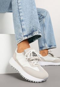 Renee - Biało-Beżowe Sneakersy na Platformie z Geometrycznym Wzorem Aluina. Okazja: na co dzień. Kolor: biały. Materiał: jeans. Wzór: geometria. Obcas: na platformie