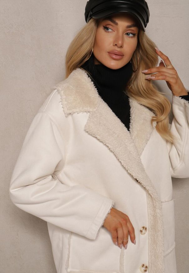 Renee - Jasnobeżowy Jednorzędowy Płaszcz Futerko z Imitacji Zamszu z Kieszeniami Etanielis. Okazja: na co dzień. Kolor: beżowy. Materiał: futro, zamsz. Długość rękawa: długi rękaw. Długość: długie. Styl: casual, elegancki, klasyczny, wizytowy