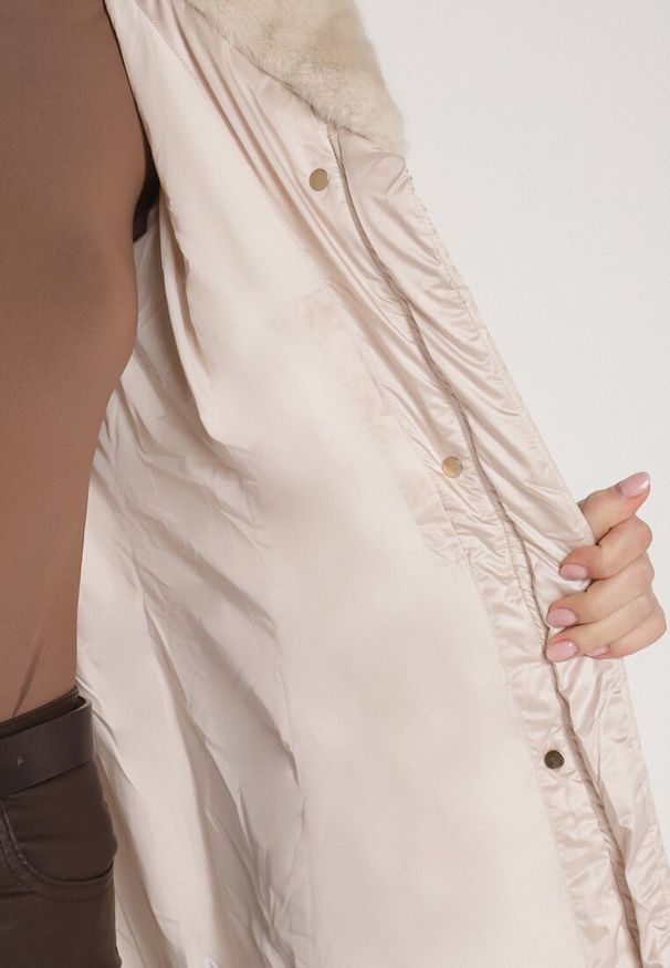 Born2be - Beżowa Długa Kurtka Ozdobiona Pikowaniem z Nieodpinanym Kapturem i Paskiem Lidaveia. Okazja: na co dzień. Kolor: beżowy. Materiał: jeans. Długość: długie. Wzór: aplikacja. Styl: klasyczny, casual, elegancki