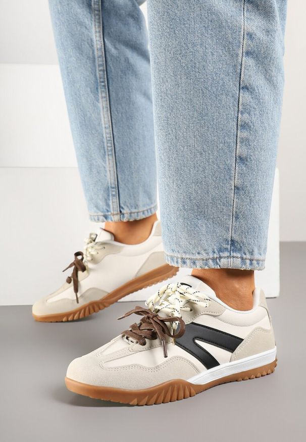 Renee - Beżowe Sneakersy w Stylu Kultowych Tenisówek z Podwójnymi Sznurówkami Nilaviela. Okazja: na spotkanie biznesowe, do pracy, na spacer. Kolor: beżowy. Materiał: jeans. Szerokość cholewki: normalna. Sport: turystyka piesza