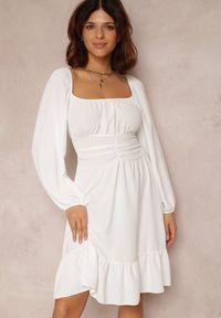 Renee - Biała Sukienka Megadia. Typ kołnierza: dekolt kwadratowy. Kolor: biały. Typ sukienki: rozkloszowane. Styl: klasyczny #1