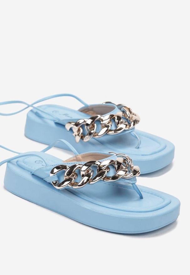 Renee - Niebieskie Sandały Japonki z Ozdobnym Paskiem z Łańcuchem i Wiązaniem wokół Łydki Fephira. Zapięcie: pasek. Kolor: niebieski. Sezon: wiosna, lato