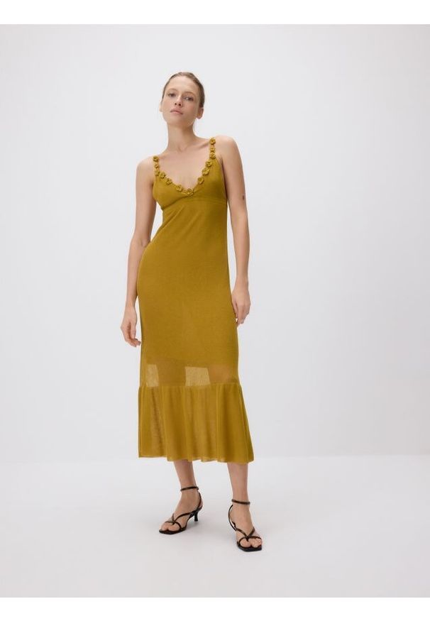 Reserved - Sukienka z kwiatową aplikacją - oliwkowy. Kolor: oliwkowy. Materiał: wiskoza. Wzór: aplikacja, kwiaty