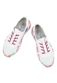 Białe Sneakersy Filippo Modne Obuwie Damskie Na Kolorowej Podeszwie. Zapięcie: sznurówki. Kolor: biały. Materiał: materiał. Szerokość cholewki: normalna. Wzór: kolorowy. Styl: sportowy, klasyczny