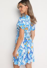 Born2be - Niebieska Sukienka Rozkloszowana z Kopertowym Dekoltem i Gumką w Pasie Emrra. Okazja: na plażę, na co dzień. Typ kołnierza: dekolt kopertowy. Kolor: niebieski. Materiał: tkanina. Sezon: lato. Typ sukienki: kopertowe. Styl: casual #4