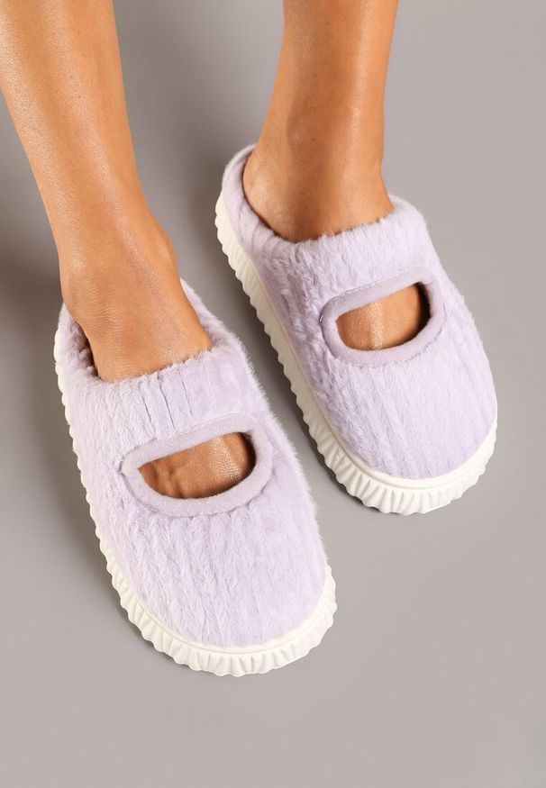 Born2be - Fioletowe Kapcie z Pluszowego Futerka z Wycięciem Tamielle. Okazja: na imprezę, do domu. Zapięcie: bez zapięcia. Kolor: fioletowy. Materiał: futro. Styl: elegancki