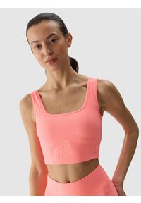 4f - Crop top z prążkowanej dzianiny damski - koralowy. Typ kołnierza: dekolt w karo. Kolor: różowy. Materiał: prążkowany, dzianina. Długość rękawa: na ramiączkach. Wzór: jednolity, prążki. Sezon: lato