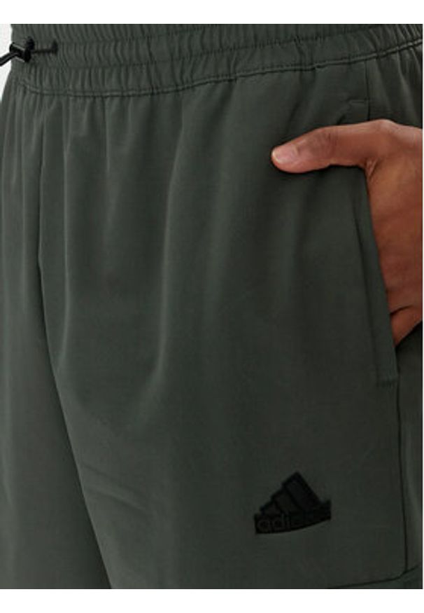 Adidas - adidas Spodnie dresowe City Escape Premium IN3699 Zielony Regular Fit. Kolor: zielony. Materiał: syntetyk